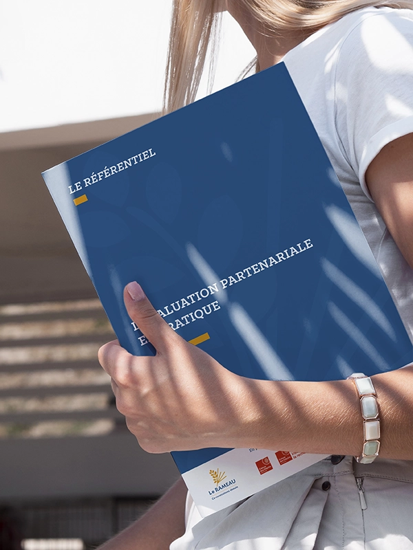 femme marchant dans la rue avec une brochure sous le bras