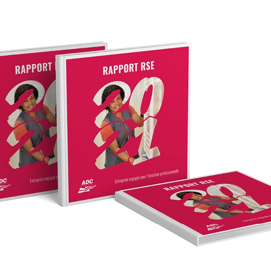 Création du rapport RSE 2021 d'une entreprise de nettoyage. Couverture rouge avec une femme souriante.